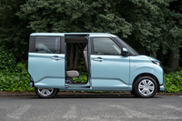 スライドドアは最上級の「RS」は両側とも電動式、「G」「X」は左側のみ電動式、「L」は両側とも手動式。開口幅は「タント」と変わらない。