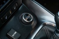 ノーマルのヤリスでは小物入れとなっていたシフトレバー前方のスペースをふさいで、前後トルク配分を変更するダイヤルを装着している。