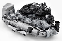 核となる水平対向6気筒エンジンは3リッターだった排気量を3.6リッターへと20％増加させ、電動ターボチャージャーを組み合わせる。3.6リッターターボエンジン単体で最高出力485PS、最大トルク570N・mを発生。