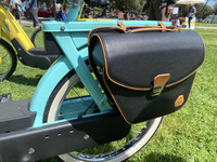 ペダルをこぐときに邪魔にならないよう形状が工夫されたレザー製バッグ。フィレンツェの革職人によるハンドメイドである。