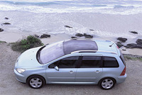 フロントスクリーンと連結しているかにみえるガラスサンルーフ。サテンクロームのルーフバーと相まって、モダーンな印象を与える。