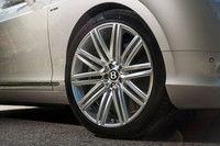 「コンチネンタルGTスピード」には専用の21インチ10本スポークアロイホイールが装着される。同ホイールはブライトペイント仕上げとダークティント仕上げが選択可能。タイヤサイズは275/35ZR21。