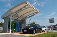 2012年2月現在、EV用の急速充電器は沖縄県内の22カ所に25台（うち1台は非公開）が設置されている。写真は中城PAのもので、雨よけの大きな屋根や、操作の負担を軽減するケーブル配置など、利便性に配慮がなされている。