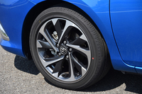 タイヤサイズは225/45R17（オプション）。標準サイズは195/65R15。
    