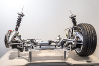 
	新型「911」のフロントアクスル。オプションで、フロントを40mm持ち上げるリフトアップ機構が用意される。
	