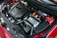 「アクセラハイブリッド」のパワーユニット。ハイブリッド車用に仕立てられたマツダの2リッターエンジンが、トヨタ製ハイブリッドシステムと組み合わされる。