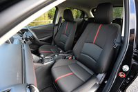 赤いアクセントカラーが目を引く「XDツーリング」のシート。表皮の色やデザインについては、グレードに合わせて全4種類の仕様が用意されている。
    