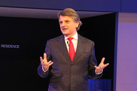 プレスカンファレンスでは英ジャガー・ランドローバーのラルフ・スペッツCEOが登壇。