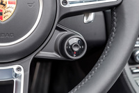 ステアリングホイールに備わる走行モードの切り替えスイッチ。