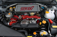 エンジンは、手作業でピストンやコンロッドの重量を測定。クランクシャフトのバランス調整を行ったうえ、量産車と別ラインで組み立てられる。まるでレースカーだ。