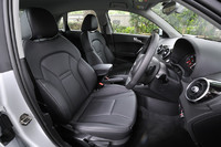 スポーツパッケージにオプション設定（28万円）されるミラノレザーのスポーツシート。シートヒーターも備わる。