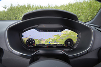 「アウディTT」に装備される「バーチャルコックピット」。メーターパネル全体が12.3インチの液晶画面となっており、写真のようにカーナビとしても利用できる。