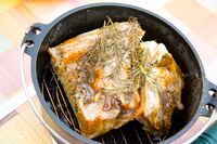 40分ほど放置したら、レモンを搾ってさあ召し上がれ。大胆でシンプル。ダッチオーブンならではの料理だ。