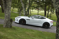 「完全なプロポーション」と「低重心」とを両立させたという「Fタイプ クーペ」のサイドビュー。