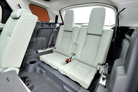 3列目シートは30万円（「HSEラグジュアリー」の場合。その他のグレードでは33万7000円）のオプション。それなりに閉所感があり「5＋2シーター」といった様子。
    