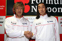 フォーミュラからの引退を表明した服部尚貴（写真左）と、チーム・ダンディライアンの村岡潔代表。2006年、服部はオペレーティングディレクターとしてチームの運営を助けることとなる。