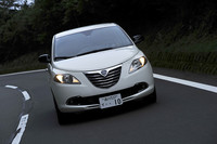 ランチアのフロントグリルの中心には、必ず縦のラインが入ったものだが、新型イプシロンにはそれがない。もしかしてクライスラーを意識した？　ちなみにイギリスでは「クライスラー・イプシロン」の名で売られる予定。