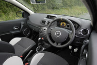 インパネで目を引く、黄色いパネルのタコメーターは、同車専用。ステアリングホイールには、ホイールセンターを示すイエローセンターステッチが施される。