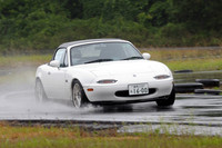 元気に走る『webCG』スタッフのロードスター。コースは一応「グリップ走行に限る」規則だけれど、大雨につき、おしりはややスリップぎみ。