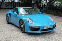 フロントエンドでは、バンパーのデザインと、エアインテーク上部に配置されたLEDランプの形状が変わった。写真は「911ターボS」。