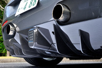 リアビューをスポーティーに引き締める、本格的なデザインのリアディフューザー。フロントバンパーやアンダーボディーなどとの相乗効果により、250km/h走行時のダウンフォースは325kgに達するという。