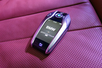 
	「BMWディスプレイ・キー」。車外からの施錠・解錠やエアコンの温度調整、「リモート・コントロール・パーキング」の操作などに用いる。
	