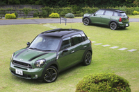 テスト車のボディーカラーは新色の「ジャングルグリーンメタリック」。外装には、ピアノブラックの加飾パーツなどからなる「ブラックデザインパッケージ」が採用されていた。