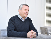 今回の商品企画に携わった、ルノー・ジャポンのフレデリック・ブレン氏。それぞれのパーツについて、絶対的な品質のみならず、コストパフォーマンスの高さにも自信を見せる。