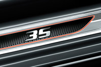 ハニカムメッシュ模様と「35」ロゴが入れられた専用ドアシルプレート。