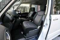 起毛織物とトリコットのコンビシートが特徴の、「ハイウェイスター」の内装。黒一色で“艶感”や“大人っぽさ”をうたう。