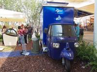 同じくミラノエキスポ会場で。有名なペルジーナ社製チョコレート「バチ」の屋台。こちらの改造は、トリノのビジネス・オン・ザ・ロード社によるもの。