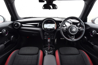 インストゥルメントパネルやセンターコンソールなど、インテリアの基本的な形状は、ほかのMINIと共通。ピアノブラックのパネル類は1万5000円のオプションだ。
    