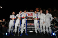 メインドライバーはジョイントナンバーワン待遇で、セバスチャン・オジェ（左から4人目）とヤリ-マティ・ラトバラ（同5人目）が務め、アンドレアス・ミケルセン（同2人目）がサードドライバーを担当する。