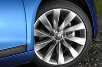 2.0TSIのタイヤサイズは、235/40R18。ちなみに下位グレードのTSIはひとまわり小さい235/45R17となる。