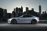 日本では2014年夏からデリバリーが始められた、ジャガーの2シータースポーツカー「Fタイプ」。今回テストしたのは、新たにラインナップに加えられた、4WD車と6段MTモデルである。