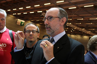 記者に囲まれたテスラのブランケンシップ副社長。「多くの顧客にテスラを体験してもらうことが目下最大の目標です」