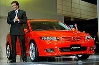 マツダのプレスブリーフィングは、マーク・フィールズ社長（写真上）と子供たちがステージにあがって行われた。次期ロータリーモデル「RX-8」（中）と、「アテンザ」（下）。
	
	 