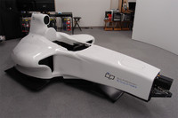 これが、「東京バーチャルサーキット」で使われる“マシン”。レッドブルのF1カー（2008年型のRB4）をかたどったもので、もちろんエンジンは無い。フロントタイヤは映像として画面に映し出される。