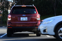 後退時支援は、駐車場からバックで出る時などに、後側方から接近する車両を検知。ドアミラーのインジケーターと警報音で、ドライバーに注意を促す。