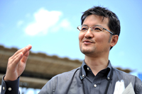 マツダ株式会社
    デザイン本部
    チーフデザイナー
    柳澤 亮（やなぎさわ りょう）さん
    
    1991年にマツダ入社。デザイン本部で「プレマシー」などさまざまな量産車のインテリアデザインを手がけた後、2007年にデザイン戦略スタジオ チーフデザイナーに。ピックアップトラック「BT-50」を担当した。2010年にデザイン本部に帰任し、2011年に「マツダ2／デミオ」のチーフデザイナーに就任。2013年にはコンセプトカー「マツダ跳（HAZUMI）」のチーフデザイナーも務めた。1969年生まれ。
    