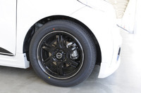 足まわりには、専用のサスペンションと専用の16インチアルミホイールがおごられる。あわせて、リアブレーキはディスク化された。