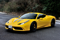 フェラーリ458スペチアーレ
    ボディーサイズ：全長×全幅×全高＝4571×1951×1203mm／ホイールベース：2650mm／車重：1290kg／駆動方式：MR／エンジン：4.5リッターV8 DOHC 32バルブ／トランスミッション：7段AT／最高出力：605ps/9000rpm／最大トルク：55.1kgm/6000rpm／タイヤ：（前）245/35ZR20 （後）305/30ZR20／価格：3390万円
    