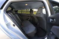 後席にはセンターアームレストは付かないが、6：4の分割可倒機構は備わる。また、従来型では後席の背後（ラゲッジルーム下）に搭載されていた駆動用バッテリー（「E」グレードにはリチウムイオンが搭載されている）は、この新型では後席の下に移動されている。