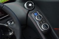 
    こちらはエアコンの調節スイッチ。左右のドアパネルに、それぞれ独立して備わる。
    