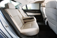 ロングホイールベース仕様のため、後席の足元スペースはとても広い。乗車定員は4名となる。