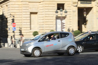 パリの街をゆく「ブルーカー」。ボディーサイズは全長×全幅×全高＝3.65×1.70×1.61mで、車重は1120kgとなっている。