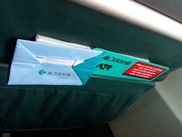 ルフトハンザドイツ系の既存航空会社「エアドロミティ」は、イタリアの会社とは思えぬほど、ポケットのものが正しく並んでいるが……。