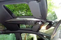 「コクピット・ルーフ」と名付けられた3分割の大型サンルーフが標準装備に。