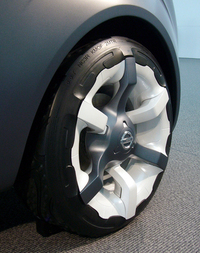 アルミホイールをあえて樹脂パーツでカバー。スポークの意匠をタイヤ部分にまで繋げるなど、ディテールにもこだわった。