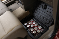 2列目シートフロア下の収納ボックス。350ミリ缶が1ダース収納でき、取り外しも可能だ。